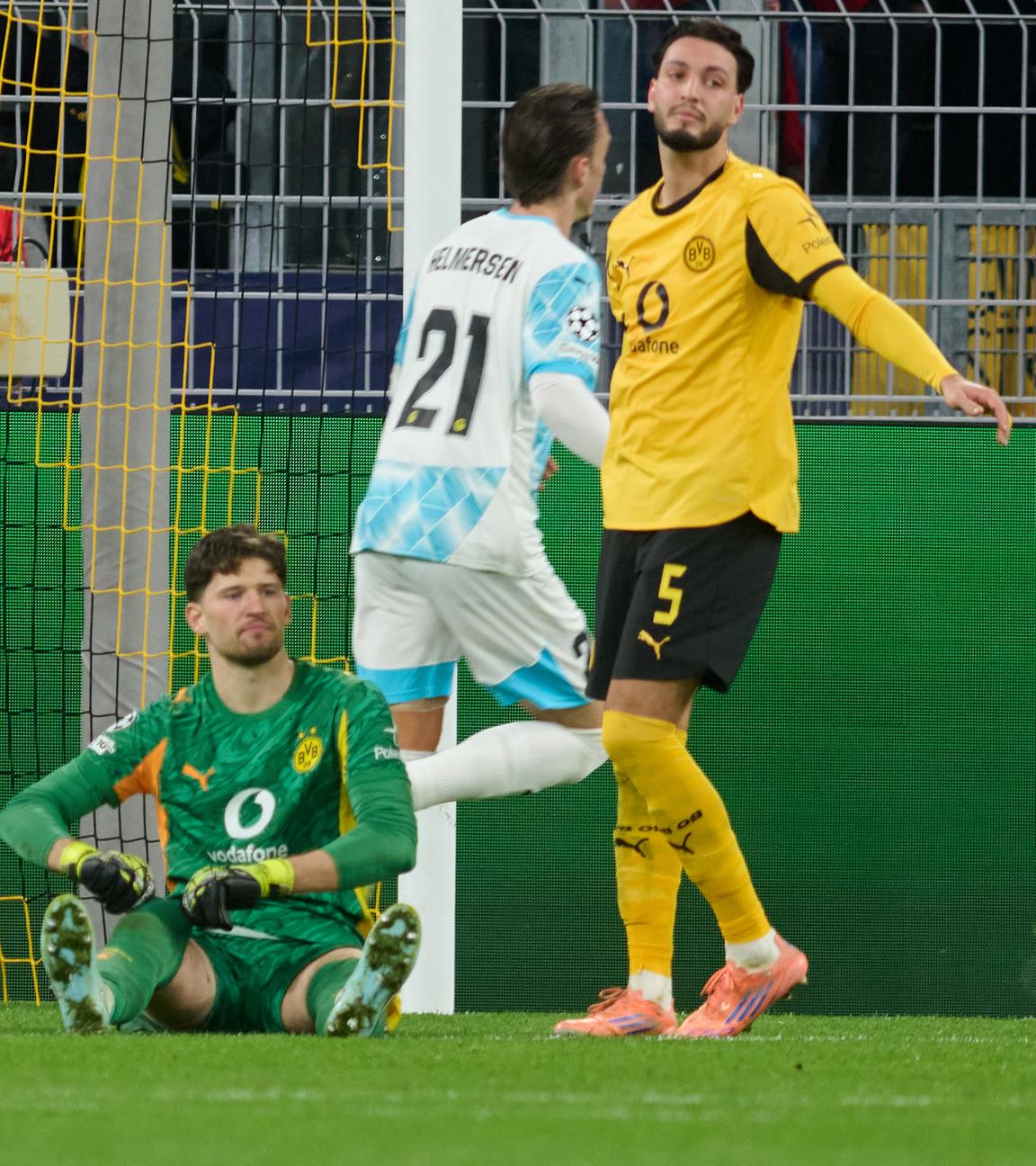 Dortmunds Torwart Gregor Kobel sitzt nach dem Tor zum 2:2 auf dem Boden