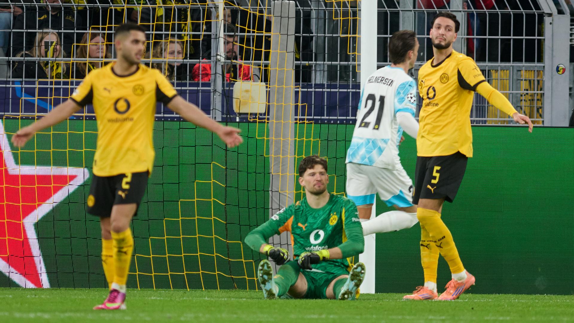 Dortmunds Torwart Gregor Kobel sitzt nach dem Tor zum 2:2 auf dem Boden