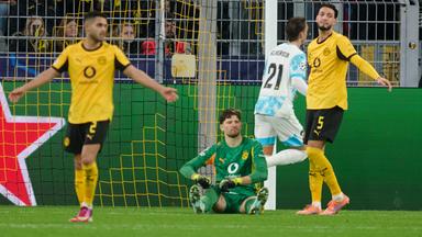 Dortmunds Torwart Gregor Kobel sitzt nach dem Tor zum 2:2 auf dem Boden