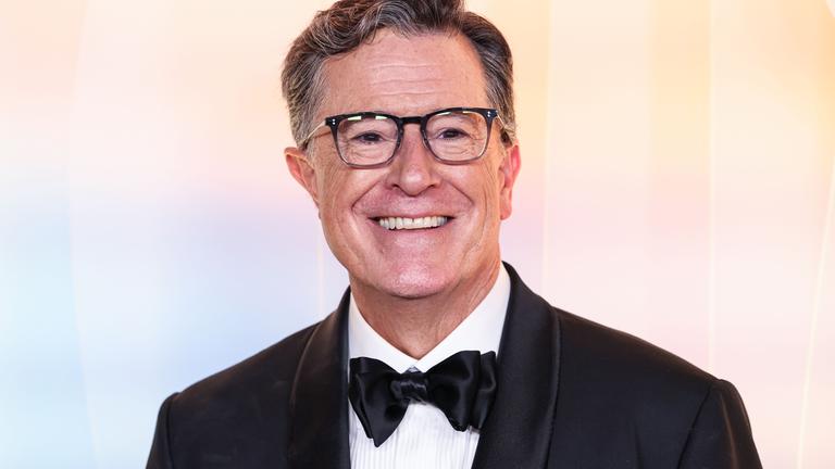 Stephen Colbert bei einer Party: Er grinst fürdie Fotografen.