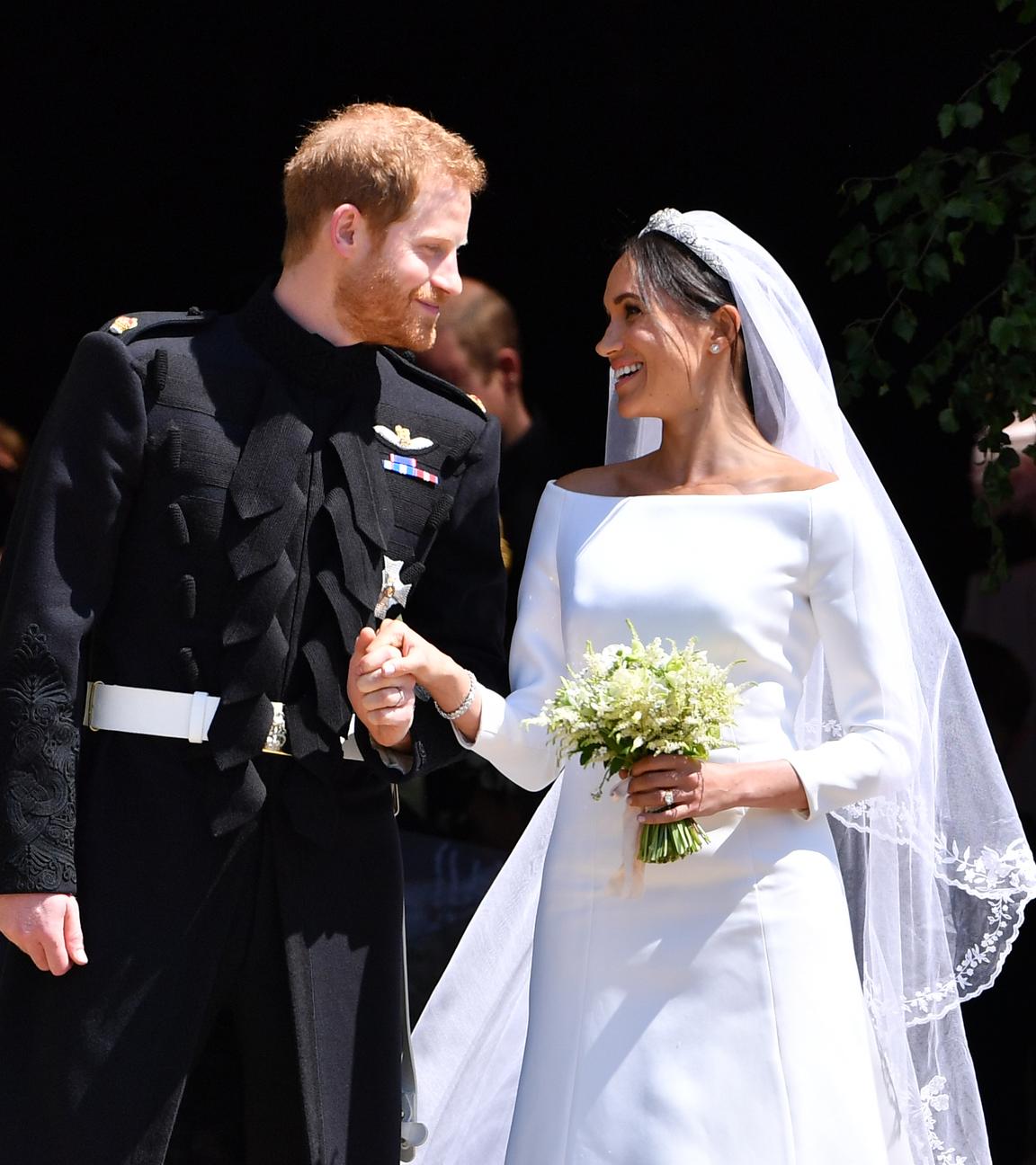 "Royale Ehefrauen: Von der Bürde, eine Windsor zu sein": Prinz Harry und Meghan verlassen die St. George's Chapel im Windsor Castle nach ihrer Trauung.