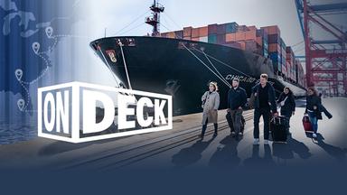 Hafen - Vor dem Containerschiff läuft eine Gruppe Menschen
