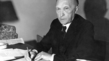 adenauer, konrad - an seinem schreibtisch 1949