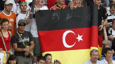 deutsche fans mit deutsch-tuerkischer fahne - em 2008