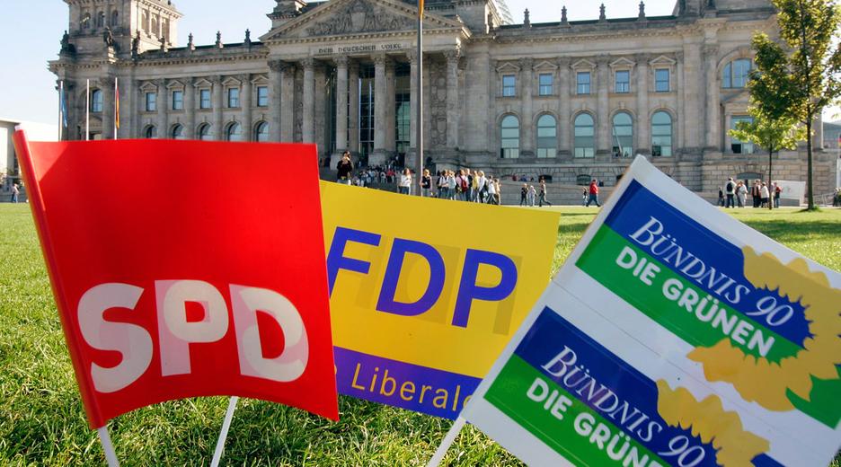 Berlin, Deutschland, 20.09.2005: Fahnen der Ampekoalition vor dem Reichstagsgebäude.