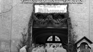 wehrpflichtige aus dem fraenkischen raum ruecken als erste bundeswehrsoldaten ueberhaupt in die mit einem "herzlich willkommen"-schild und tannengirlanden geschmueckte kaiser wilhelm kaserne in amberg ein (archivfoto vom 1.4.1957). seit der einfuehrung der wehrpflicht in deutschland vor 50 jahren haben mehr als acht millionen junge maenner ihren wehrdienst geleistet. zum 50. jahrestag der allgemeinen wehrpflicht erklaerte verteidigungsminister franz josef jung (cdu) am freitag (07.07.2006) in berlin, die wehrpflicht habe einen entscheidenden beitrag zur verwurzelung der bundeswehr in die gesellschaft geleistet.