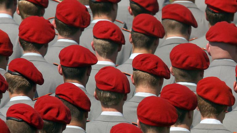 Bundeswehrsoldaten marschieren und sind von hinten zu sehen.