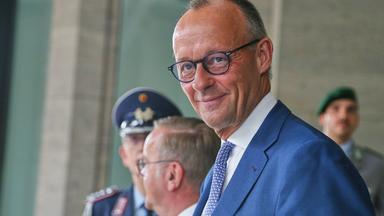 Bundesverteidigungsministerium: Kabinettssitzung: Bundesminister der Verteidigung Boris Pistorius (SPD) und Bundeskanzler Friedrich Merz (CDU)