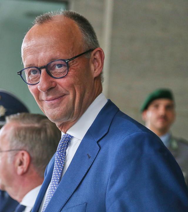 Bundesverteidigungsministerium: Kabinettssitzung: Bundesminister der Verteidigung Boris Pistorius (SPD) und Bundeskanzler Friedrich Merz (CDU)