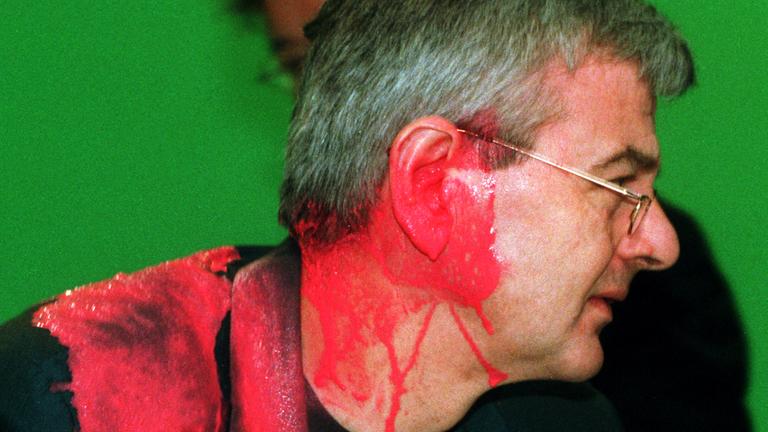 Joschka Fischer vom Farbbeutel getroffen