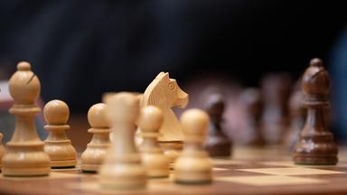 Schachfiguren stehen während des Finales der Deutschen Schach-Amateurmeisterschaft im Rahmen des Deutschen Schachgipfel 2026 im Congress Center Dresden auf einem Schachbrett. 