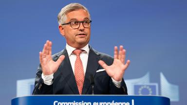 Belgien, Brüssel: Magnus Brunner, EU-Kommissar für Inneres und Migration, spricht während einer Pressekonferenz im EU-Hauptquartier.