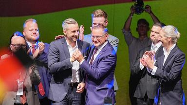 Sachsen-Anhalt, Magdeburg: Ulrich Siegmund (Mitte l, AfD), Spitzenkandidat und Co-Vorsitzender der AfD-Landtagsfraktion Sachsen-Anhalt, Tino Chrupalla (Mitte r, AfD), Bundesvorsitzender und Co-Vorsitzender der AfD-Bundestagsfraktion, und Alice Weidel (r, AfD), Bundesvorsitzende und Co-Vorsitzende der AfD-Bundestagsfraktion, stehen bei der Wahlparty der AfD im Alten Theater auf der Bühne. Am Sonntag (06.09.2026) wurde in Sachsen-Anhalt ein neuer Landtag gewählt. 