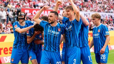 Spieler des 1. FC Heidenheim beim Torjubel