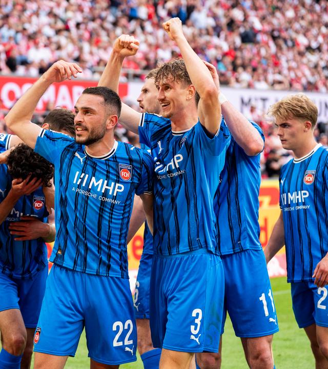 Spieler des 1. FC Heidenheim beim Torjubel