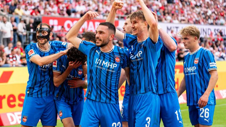 Spieler des 1. FC Heidenheim beim Torjubel