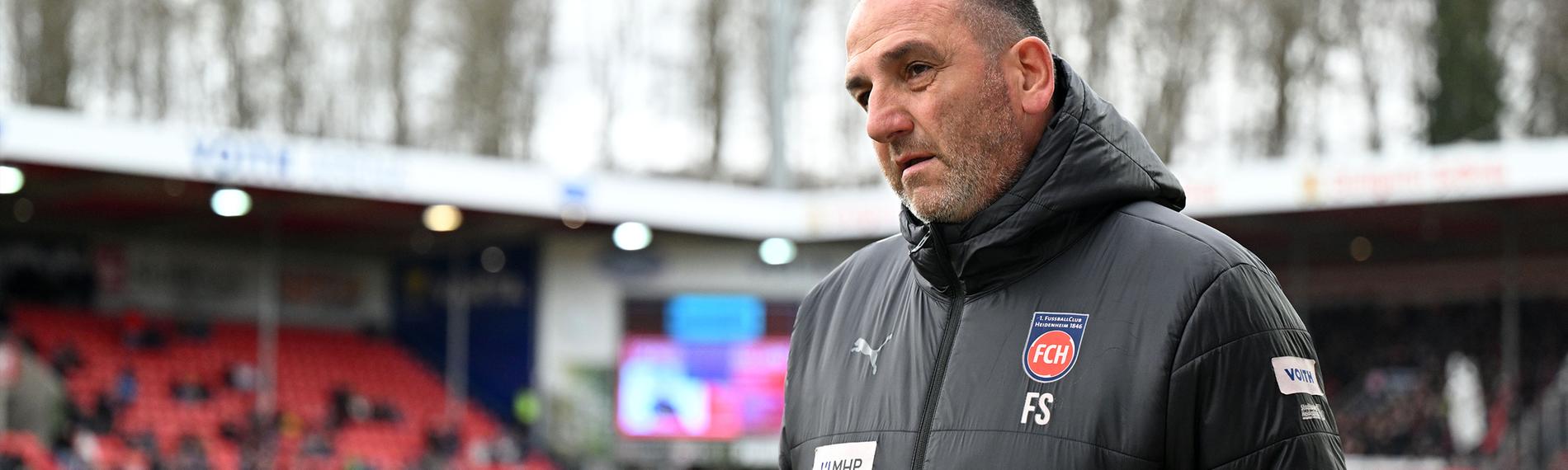 Heidenheims Trainer Frank Schmidt vor dem Spiel am 19.02.2023 in Heidenheim.