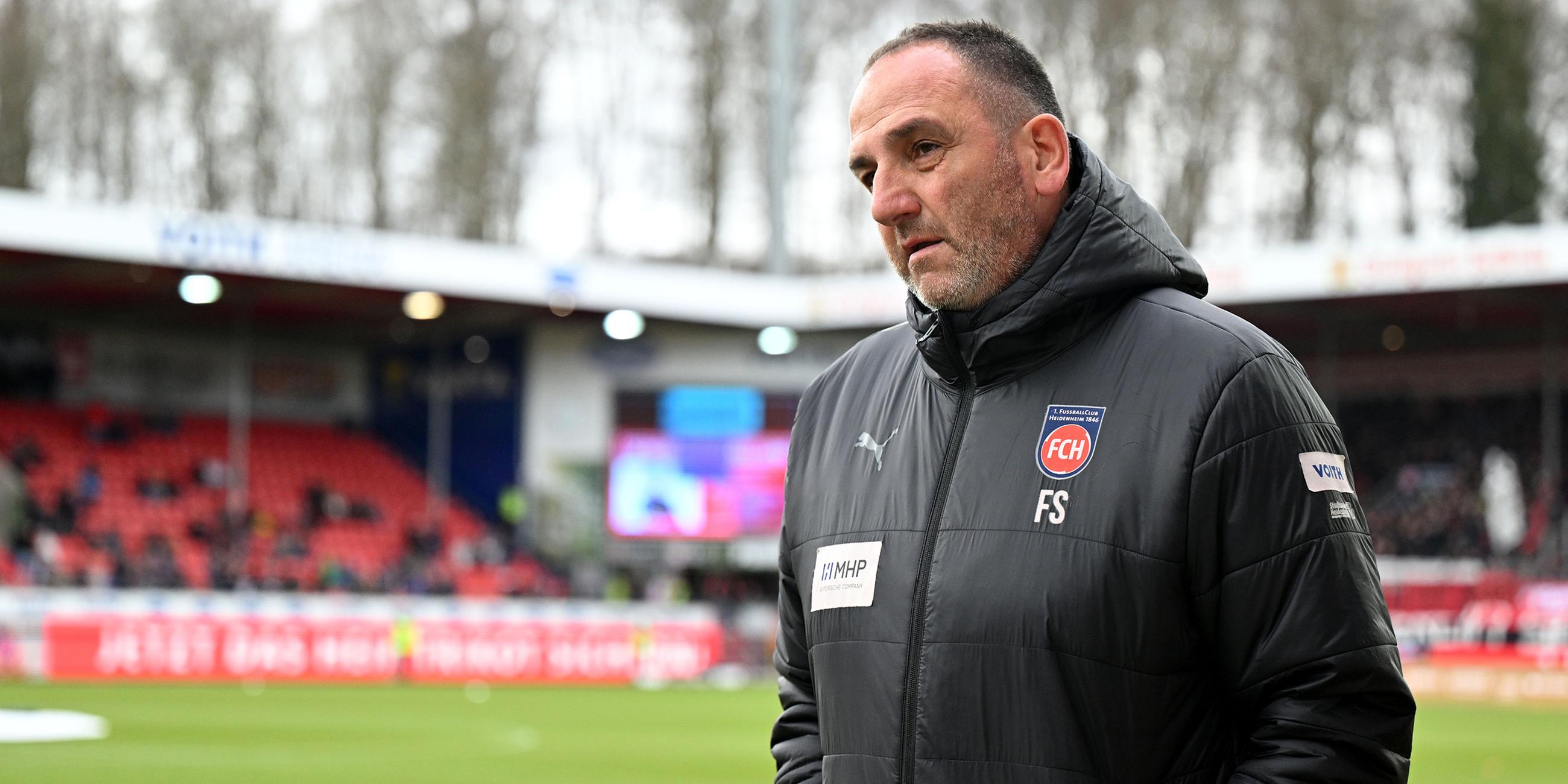 Heidenheims Trainer Frank Schmidt vor dem Spiel am 19.02.2023 in Heidenheim.