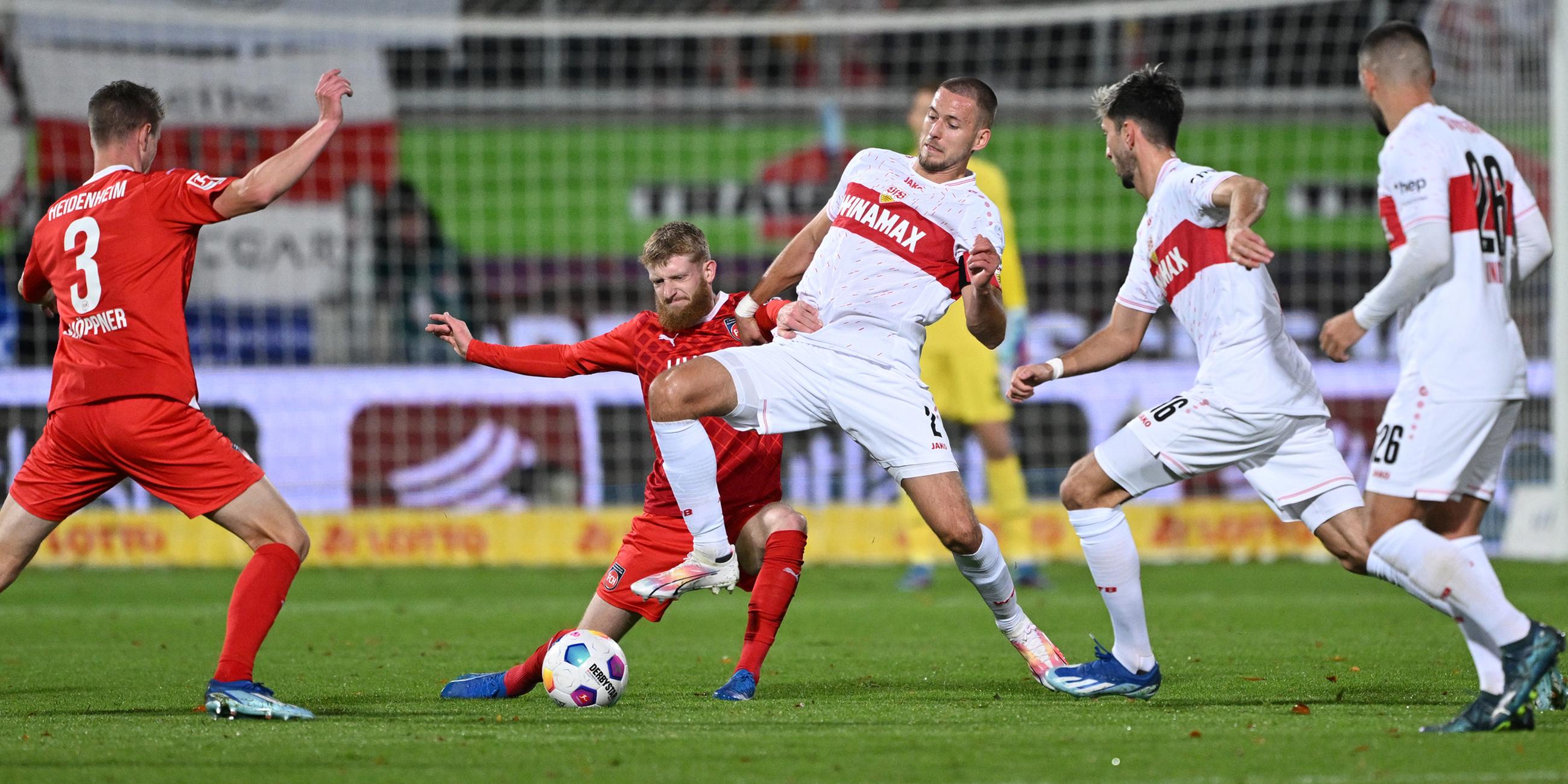 Heidenheims Jan-Niklas Beste (Mitte l) und Stuttgarts Waldemar Anton (Mitte r) kämpfen um den Ball.