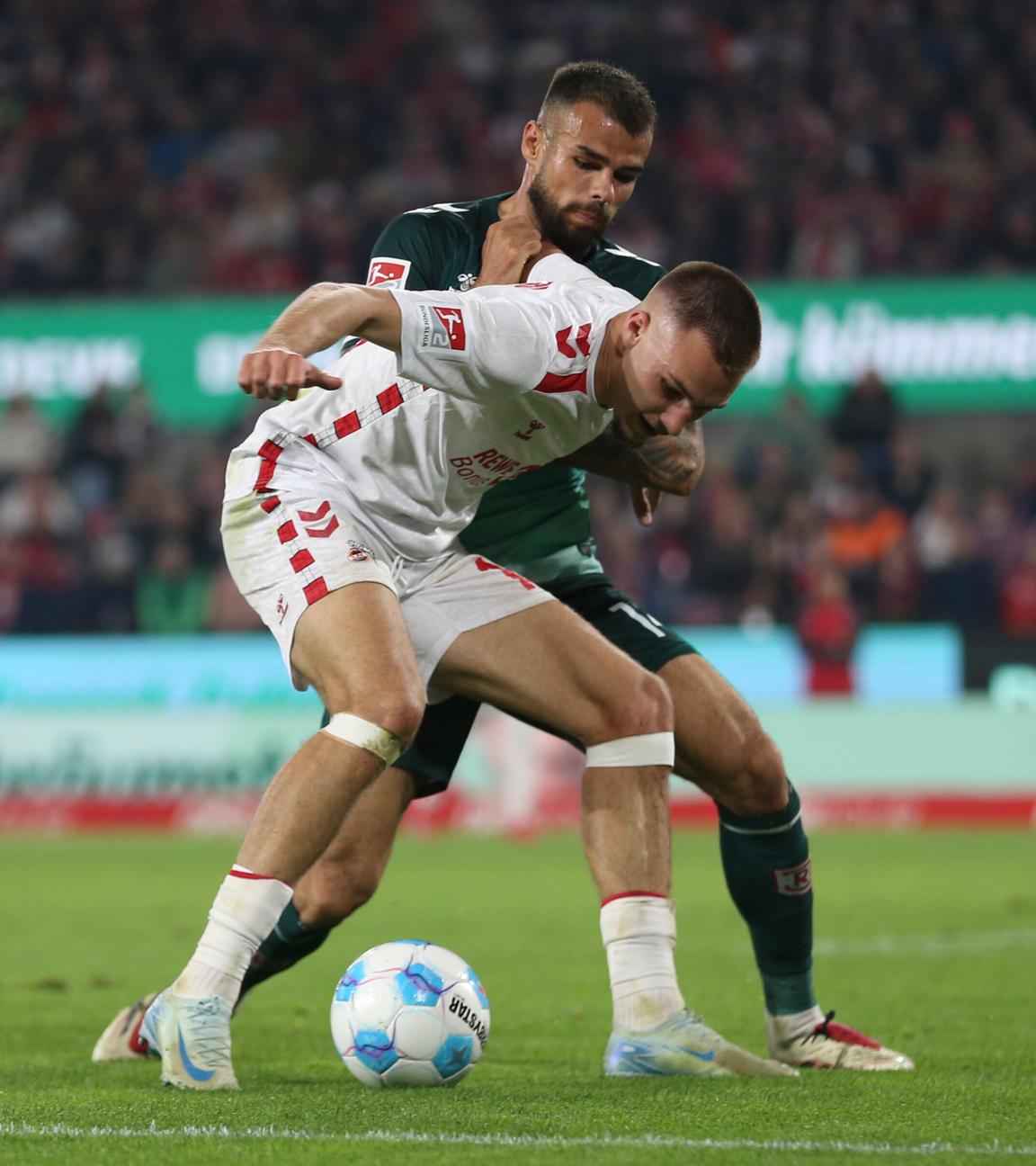 Tim Lemperle (1. FC Koeln) gegen Robin Ziegele (SSV Jahn Regensburg).