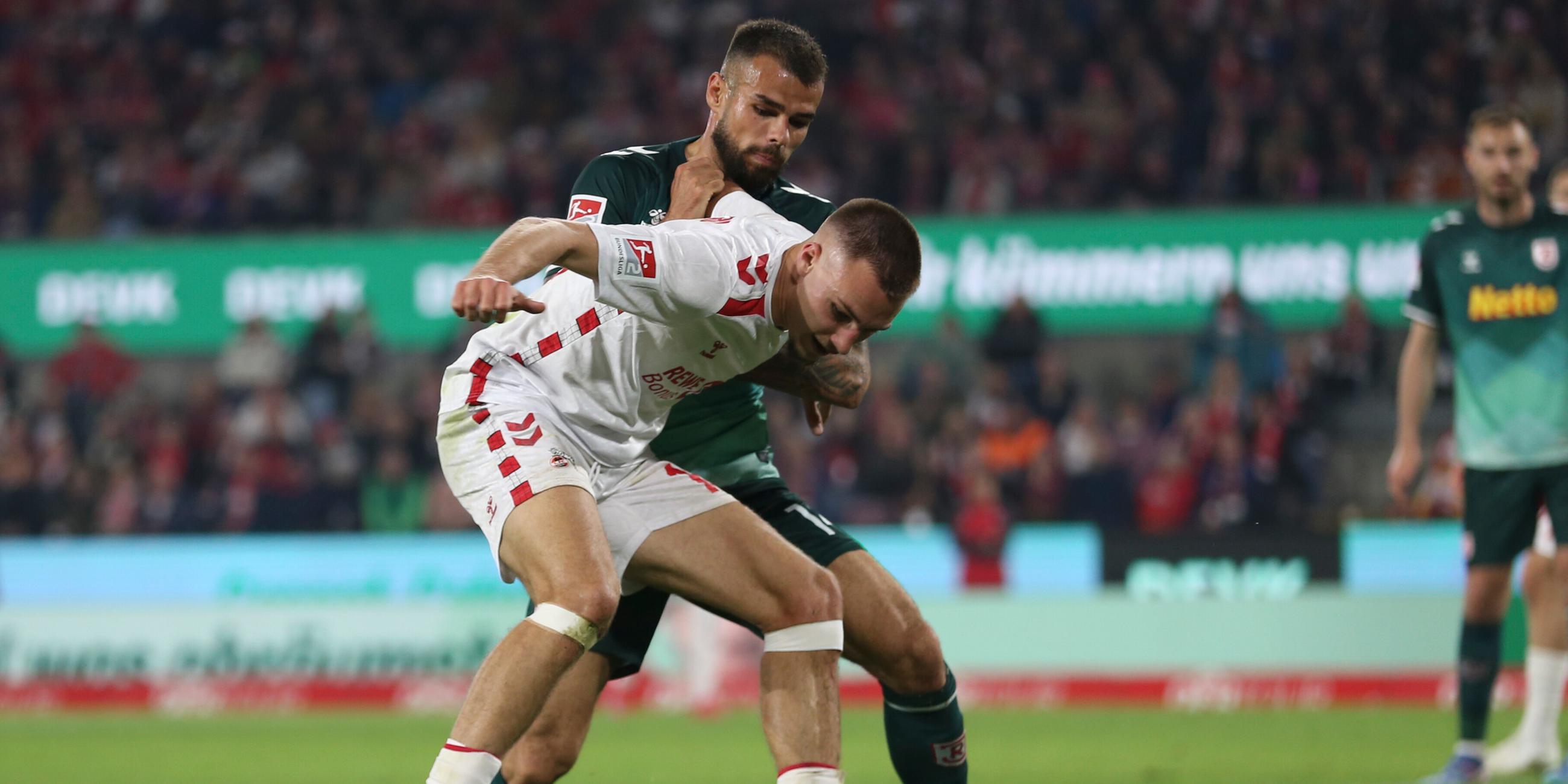 Tim Lemperle (1. FC Koeln) gegen Robin Ziegele (SSV Jahn Regensburg).