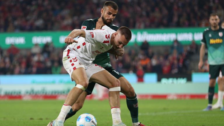 Tim Lemperle (1. FC Koeln) gegen Robin Ziegele (SSV Jahn Regensburg).