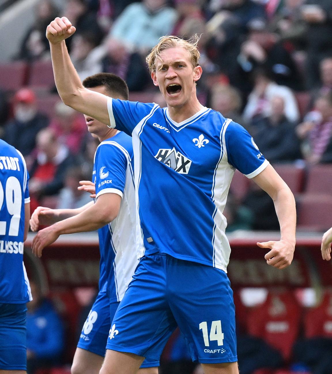 Christoph Klarer (Darmstadt) jubelt nach dem Tor zum 0:1.