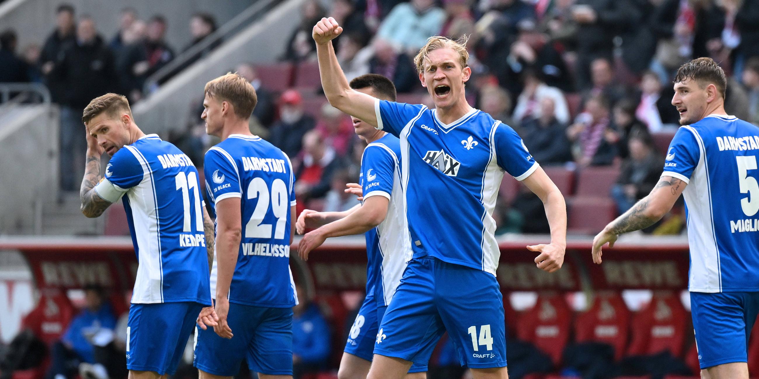 Christoph Klarer (Darmstadt) jubelt nach dem Tor zum 0:1.