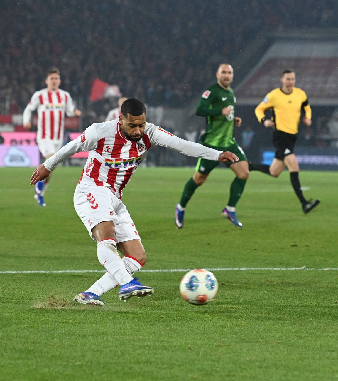 In der Bundesligapartie des 1.FC Köln gegen den VfL Wolfsburg kommt Kölns Stürmer Linton Maina zum Torschuss