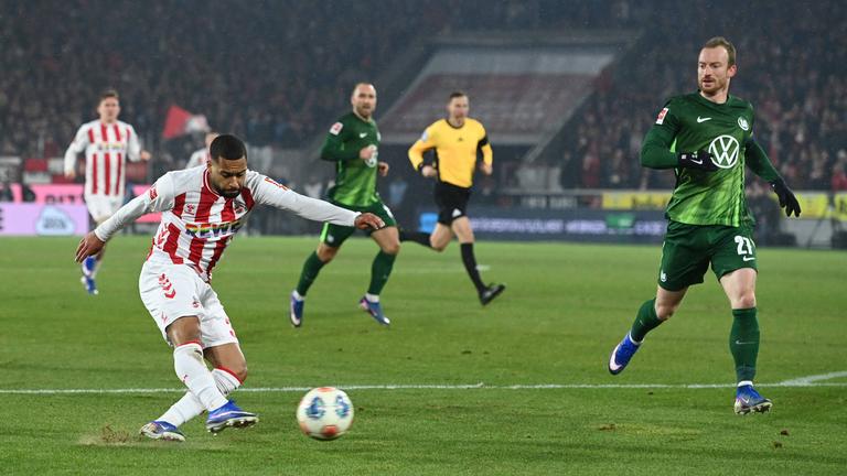 In der Bundesligapartie des 1.FC Köln gegen den VfL Wolfsburg kommt Kölns Stürmer Linton Maina zum Torschuss
