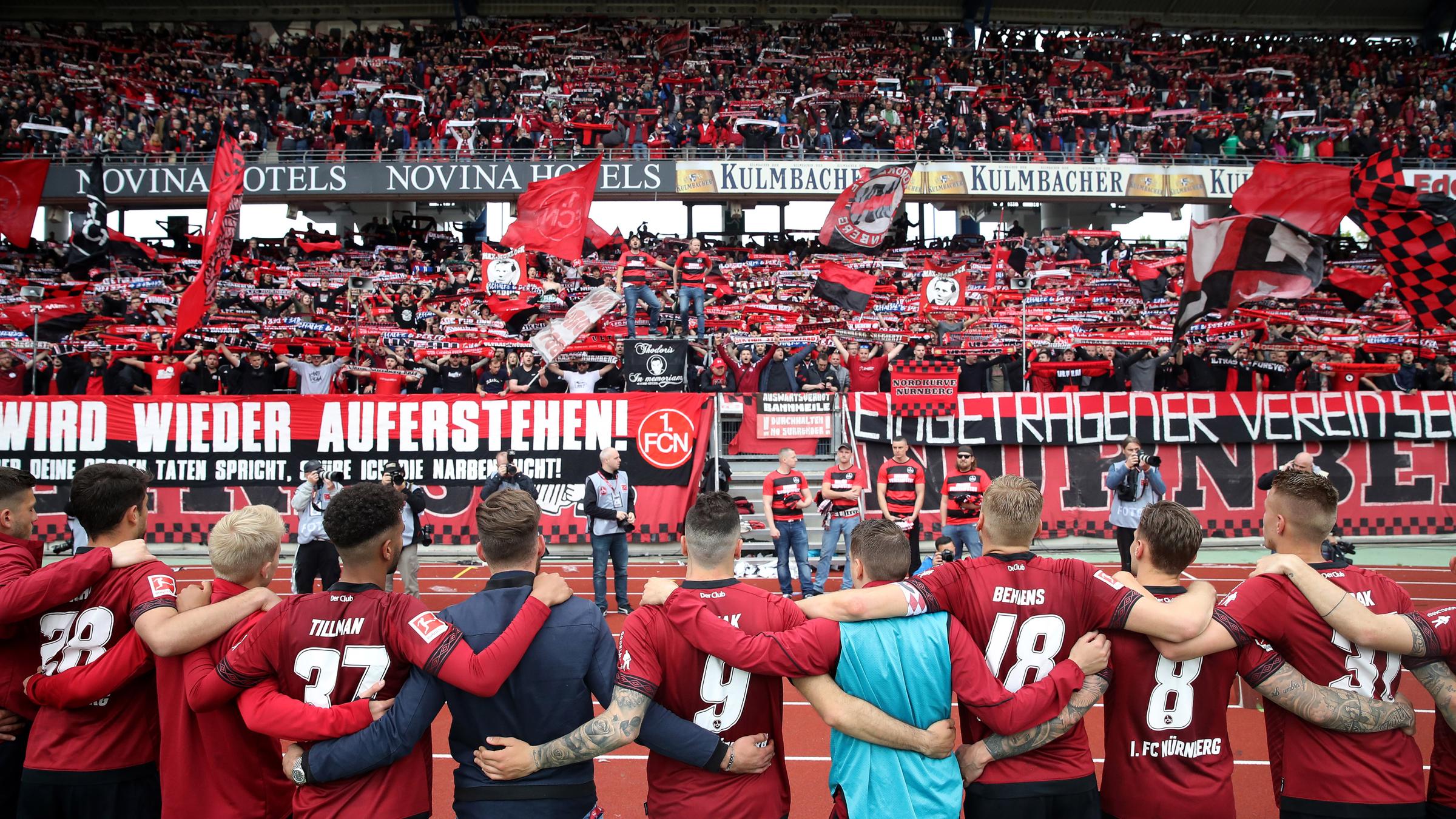 Nürnberger Spieler stehen nach dem Abpfiff vor ihren Fans