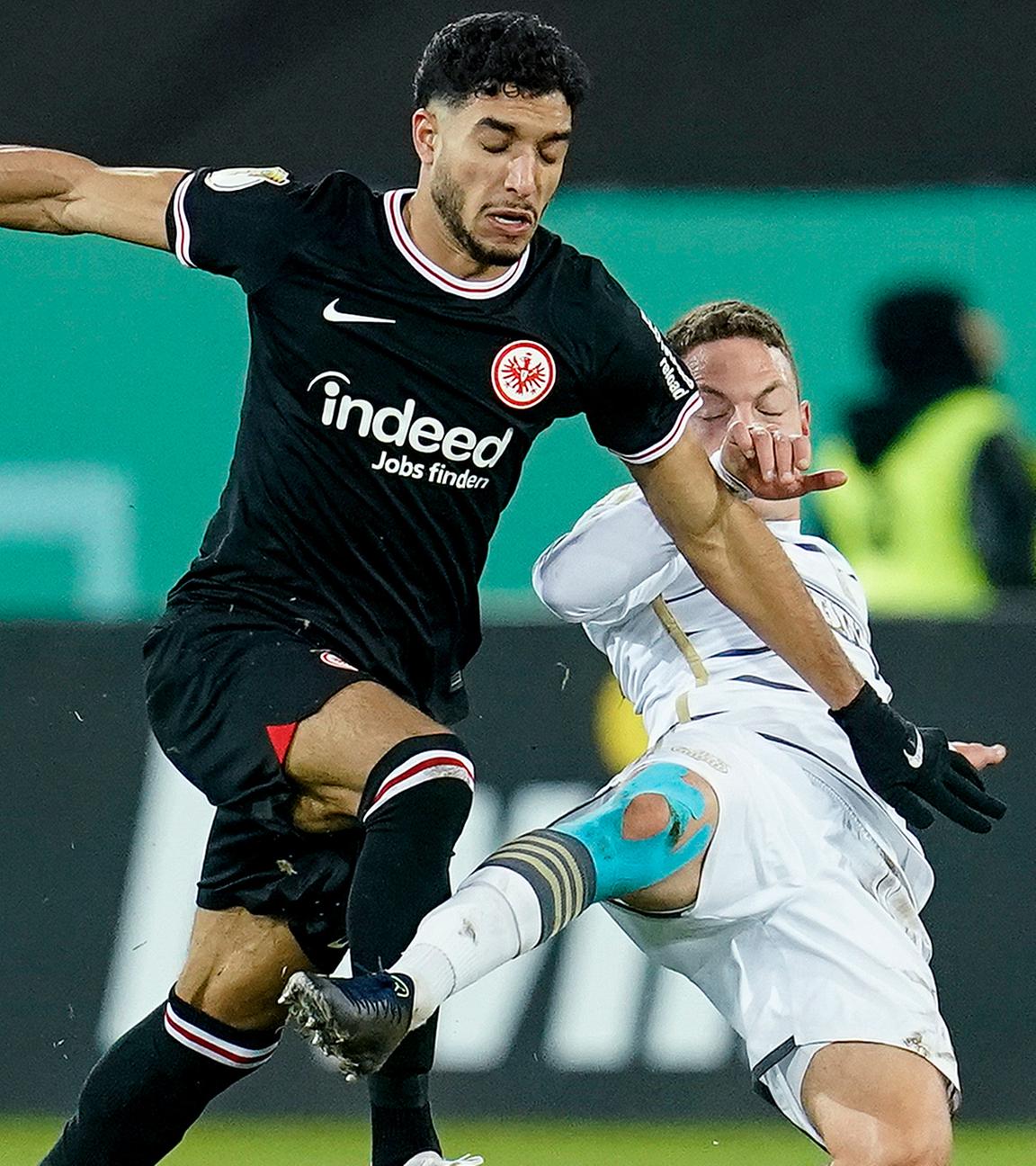 Saarbrückens Calogero Rizzuto (l-r), Frankfurts Omar Marmoush und Saarbrückens Patrick Sontheimer kämpfen um den Ball.