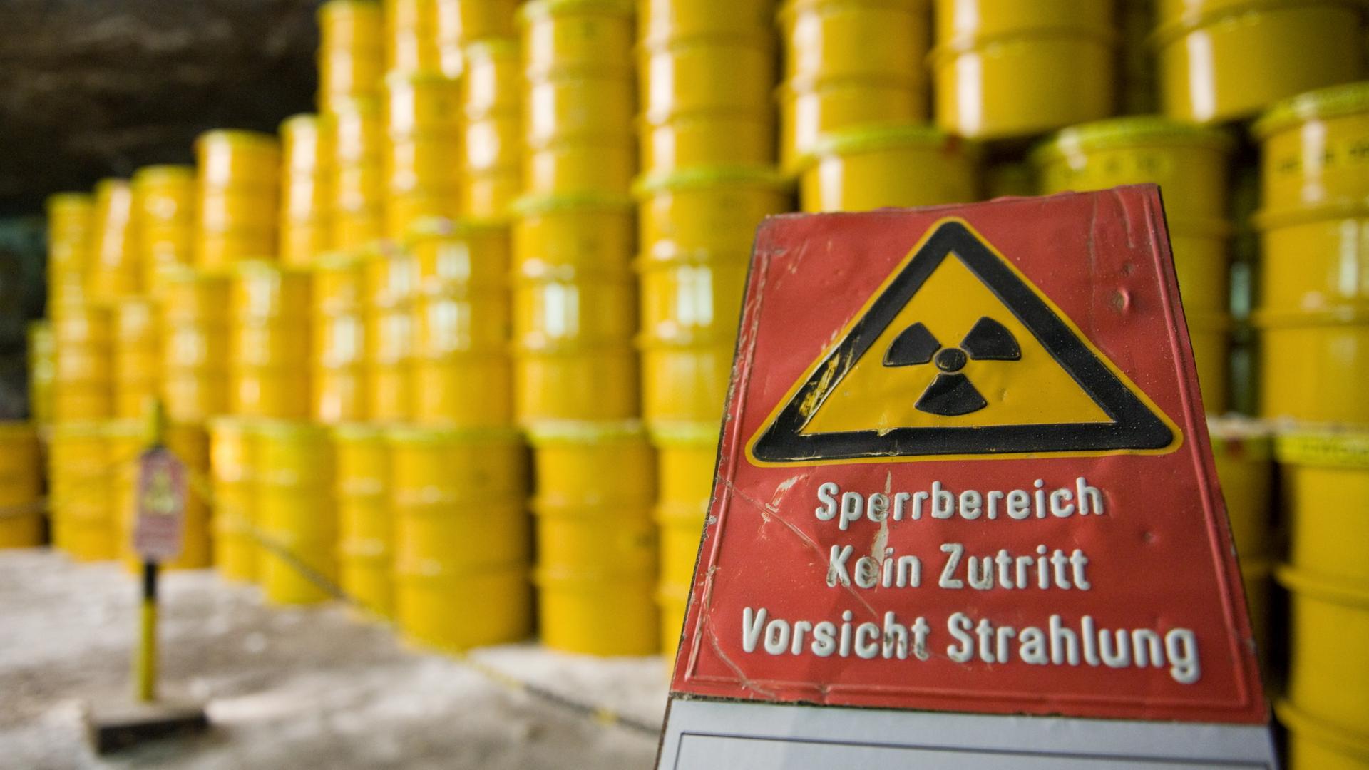 Gelbe Tonnen im Hintergrund eines Endlagers in Morsleben