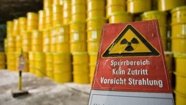 Gelbe Tonnen im Hintergrund eines Endlagers in Morsleben