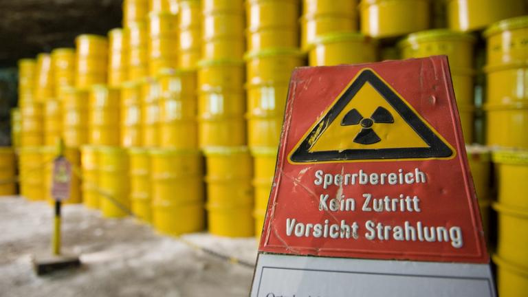 Gelbe Tonnen im Hintergrund eines Endlagers in Morsleben