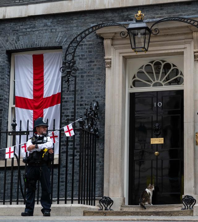 10 Downing Street mit England-Flaggen
