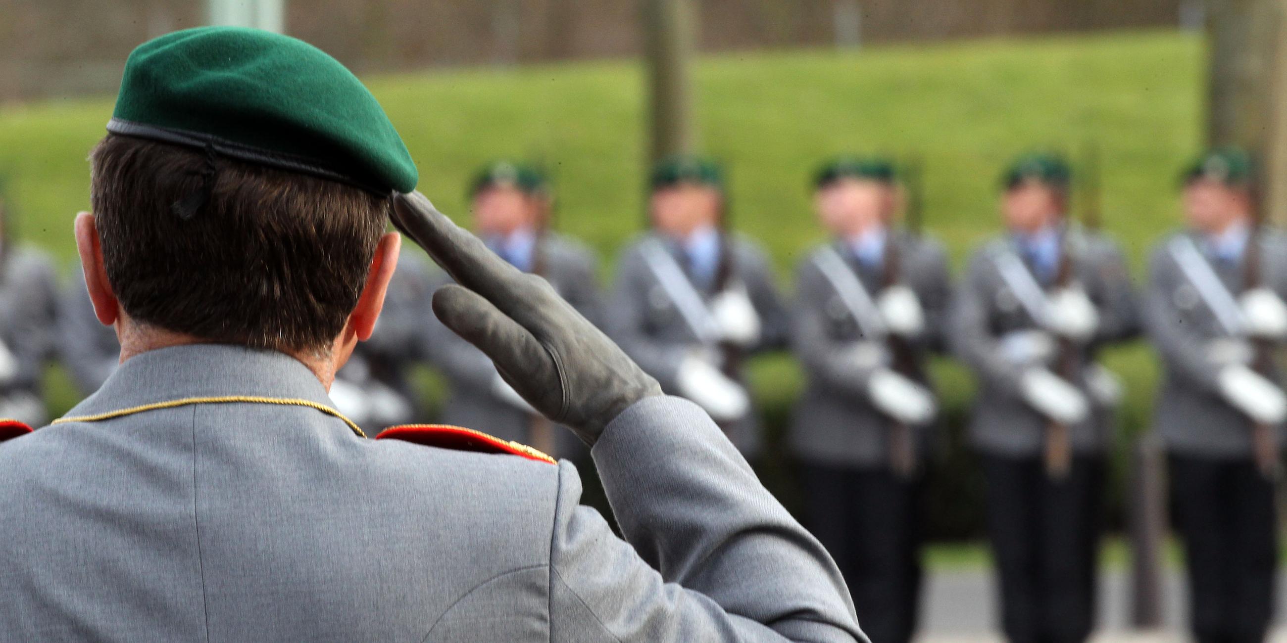 Offizier der Bundeswehr im Hintergrund Männer