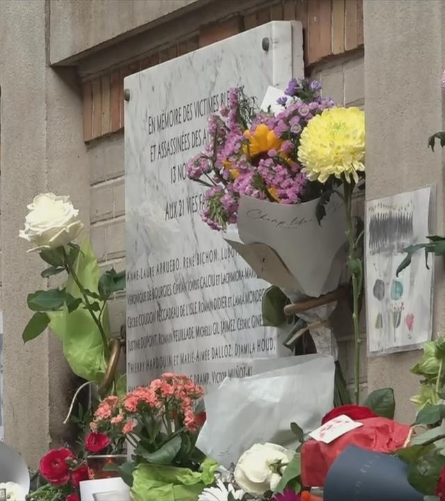 Mit Blumen geschmückte Gedenkstätte für Opfer der islamistischen Attentate von 2015 in Paris
