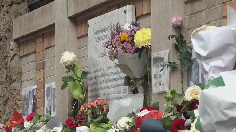 Mit Blumen geschmückte Gedenkstätte für Opfer der islamistischen Attentate von 2015 in Paris