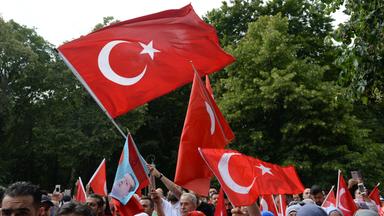 Menschen demonstrieren gegen den Putschversuch in der Türkei mit vielen türkischen Flaggen