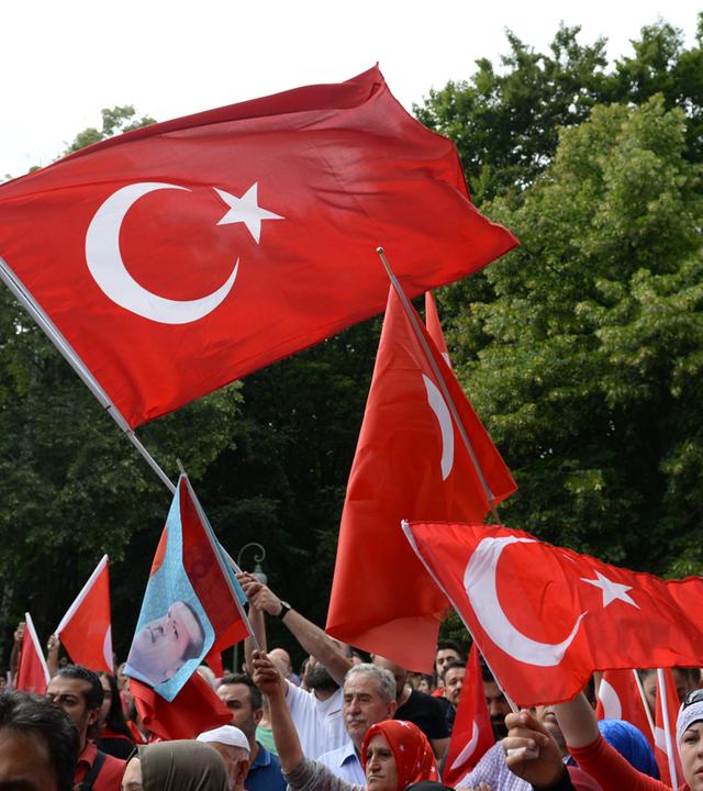 Menschen demonstrieren gegen den Putschversuch in der Türkei mit vielen türkischen Flaggen