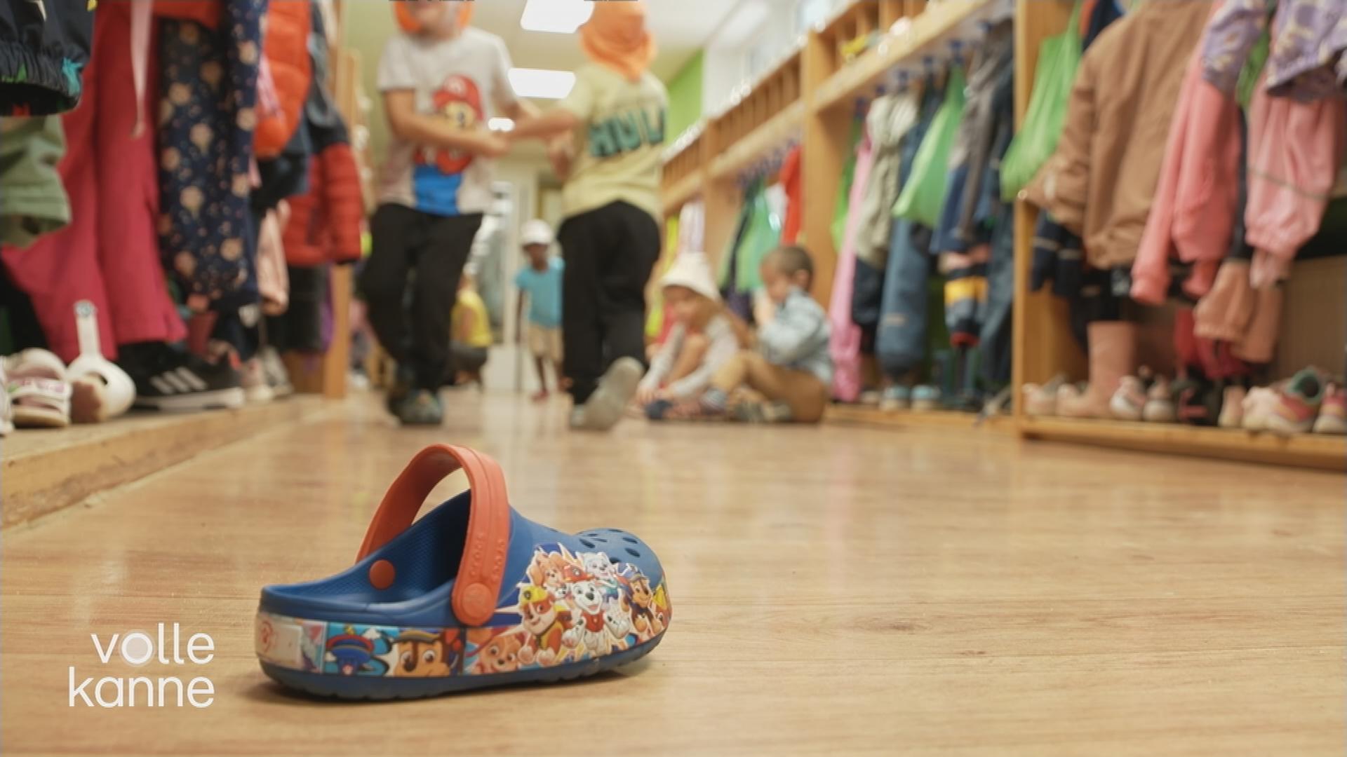 Kindercrog liegt auf dem Boden vor Gaderobe in Kita.