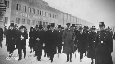 Ein historisches Schwarz-Weiß-Bild von vielen Männern vor einem Gebäude in Berlin