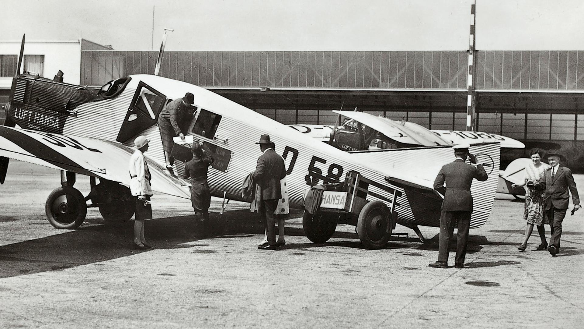 Ein Flugzeug des Typs Junkers f13 der Lufthansa im Jahre 1930.
