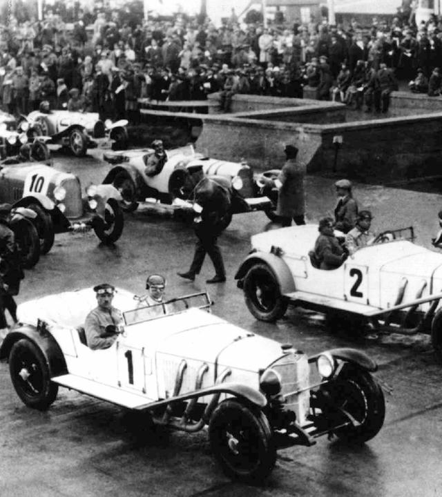 In der ersten Startreihe des ersten Sportwagenrennens (bis 5000 ccm) auf dem Nürburgring warten am 19.6.1927 der spätere Sieger Rudolf Caracciola auf Mercedes-Benz 680 S (Nr. 1), Adolf Rosenberger (Nr. 2) und Rittmeister von Mosch (Nr. 3) auf den Start.