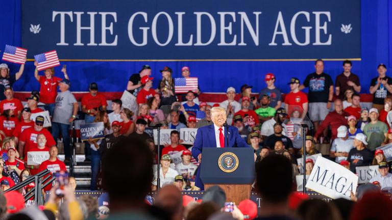 Präsident Donald Trump spricht über seine ersten 100 Tage im Amt im Macomb County Community College Sports Expo Center.