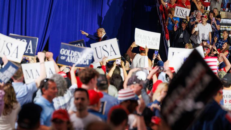 Präsident Donald Trump spricht über seine ersten 100 Tage im Amt im Macomb County Community College Sports Expo Center.