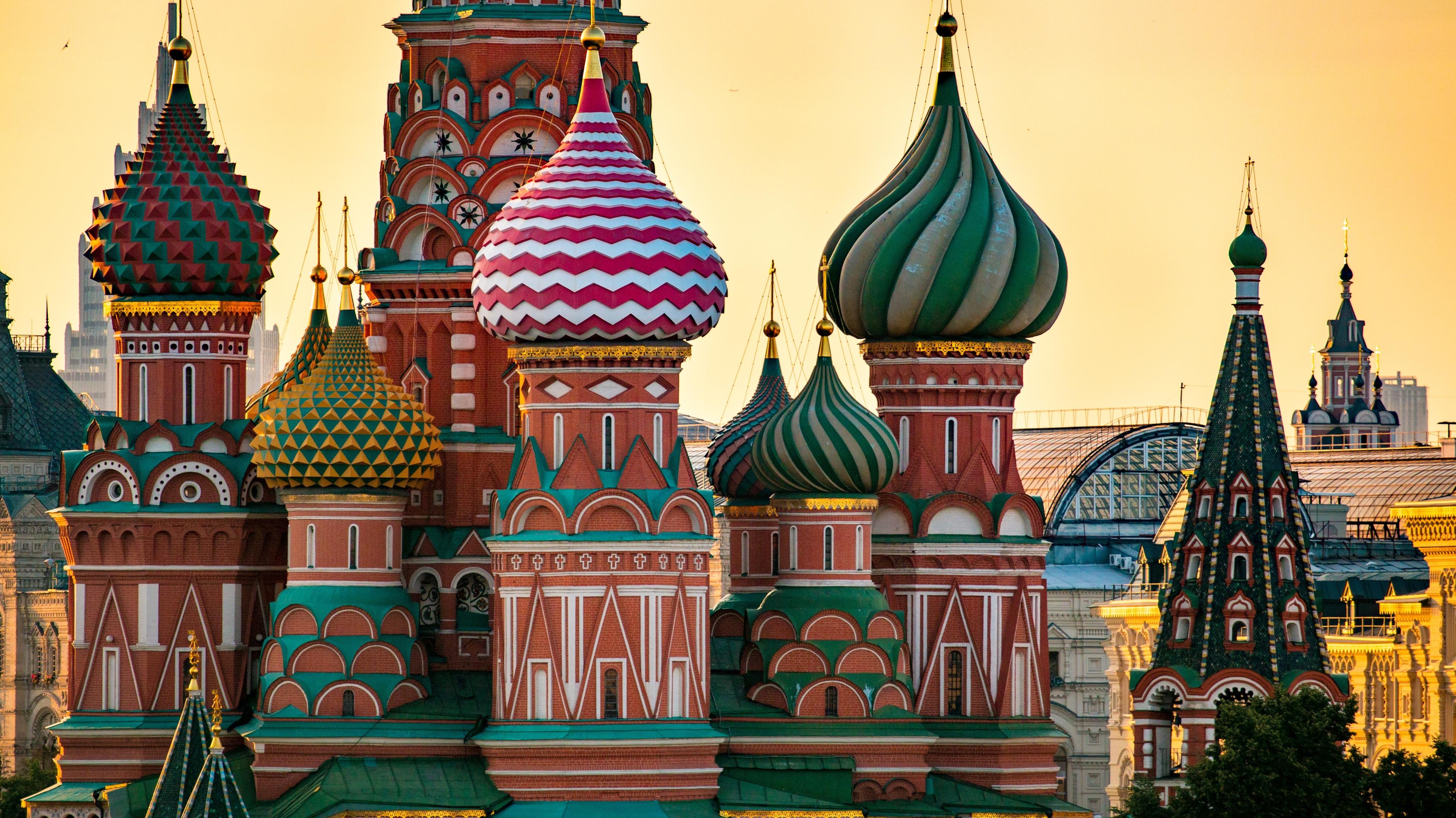 Eine russisch-orthodoxe Kirche mit vielen bunten Zwiebeltürmen.
