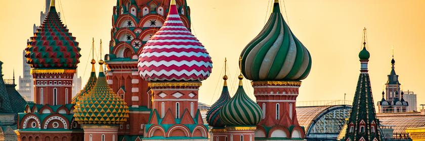 Eine russisch-orthodoxe Kirche mit vielen bunten Zwiebeltürmen.