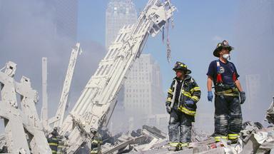 11. September 2001: Feuerwehrleute zwischen Trümmern des World Trade Centers